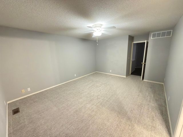 2427 N VINEGATE CT, Wichita, KS 67226
