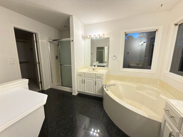 2427 N VINEGATE CT, Wichita, KS 67226