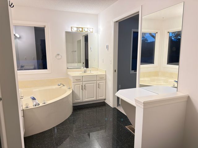 2427 N VINEGATE CT, Wichita, KS 67226