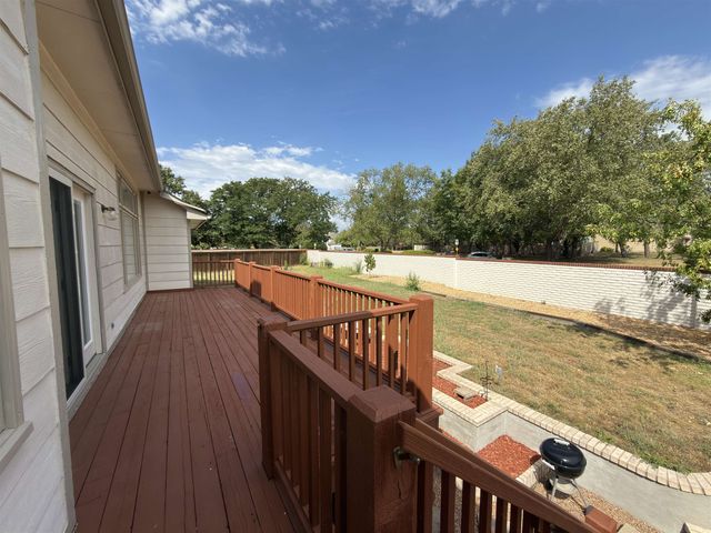 2427 N VINEGATE CT, Wichita, KS 67226