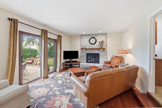 1222 Biscayne Drive, Elk Grove Village, IL 60007