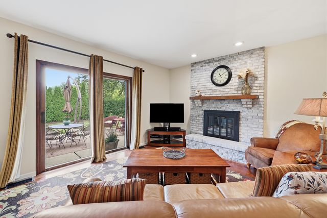 1222 Biscayne Drive, Elk Grove Village, IL 60007