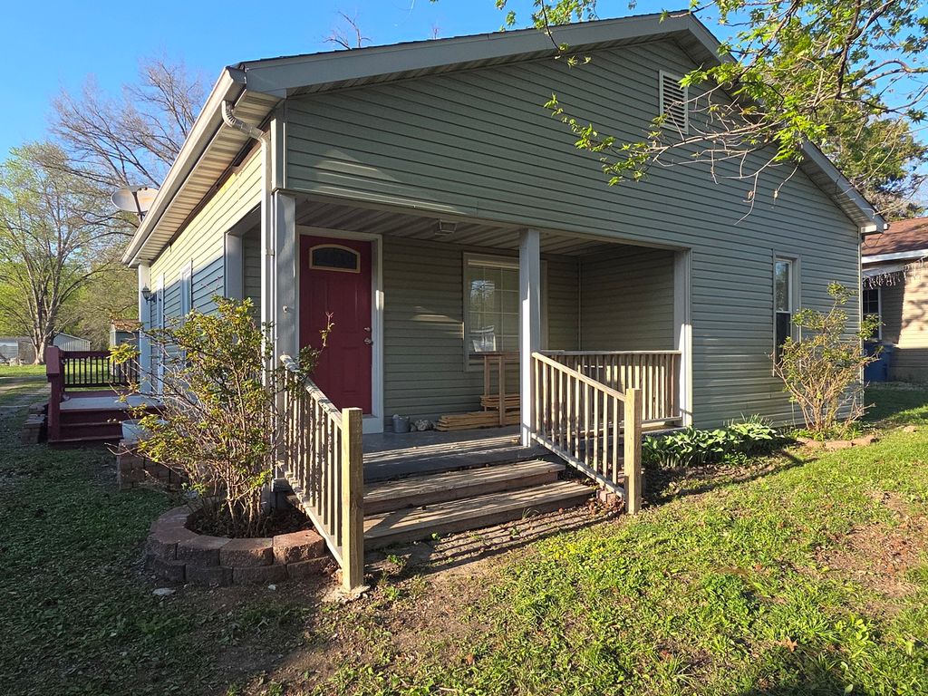 104 E Vermont Street, Carterville, IL 62918
