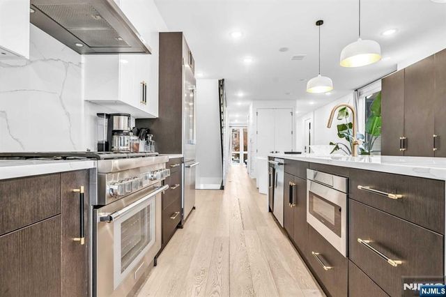 38 Hudson Avenue, Edgewater, NJ 07020