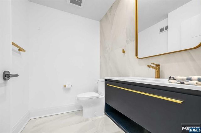 38 Hudson Avenue, Edgewater, NJ 07020