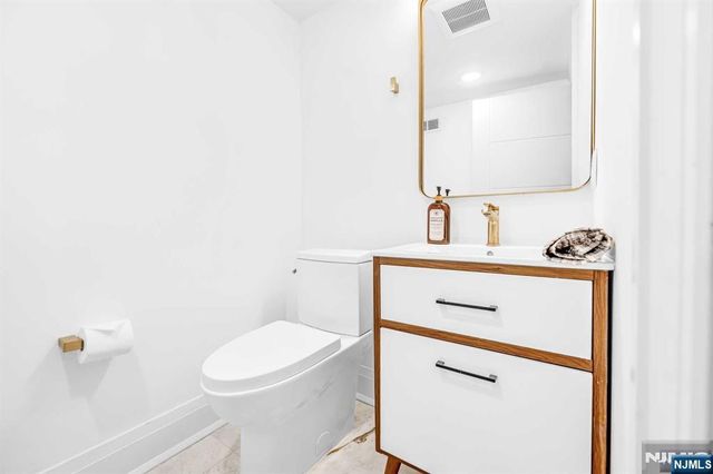 38 Hudson Avenue, Edgewater, NJ 07020