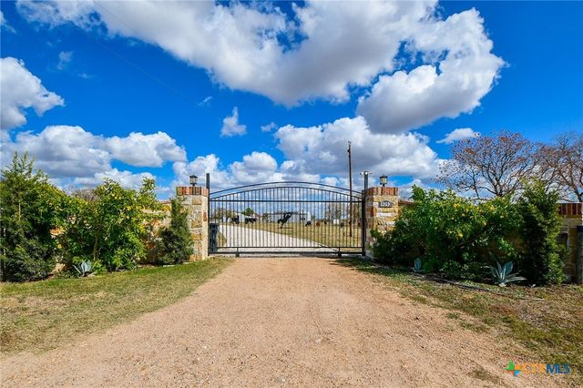 1093 Sunderman Road, Alleyton, TX 78935
