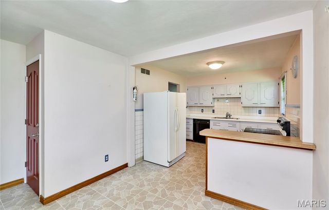 1802 S New Florissant Road, Florissant, MO 63031