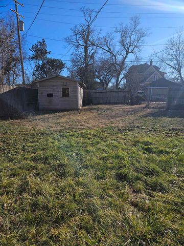 813 University Pl, Salina, KS 67401