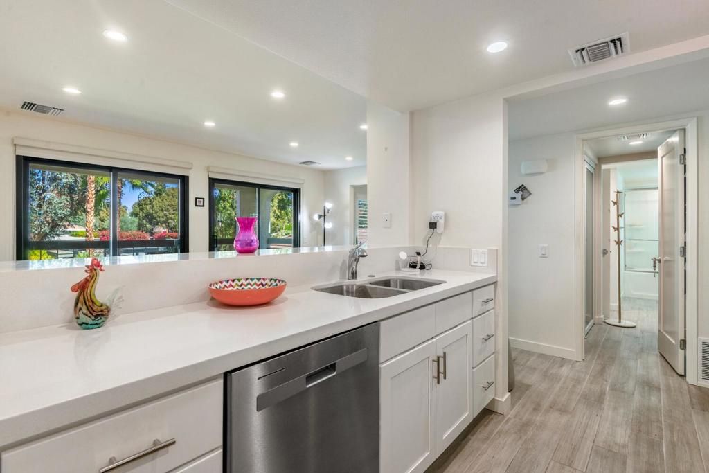 Image 10 of property listing at 1725 N Via Miraleste 2121, Palm Springs, CA 92262