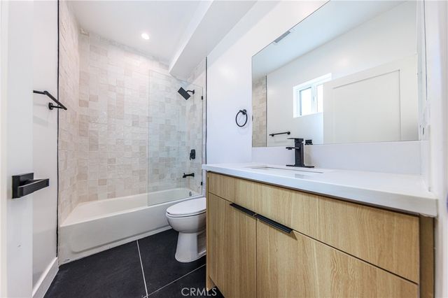 2426 S West View Street C, Los Angeles, CA 90016