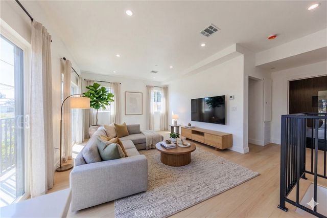 2426 S West View Street C, Los Angeles, CA 90016