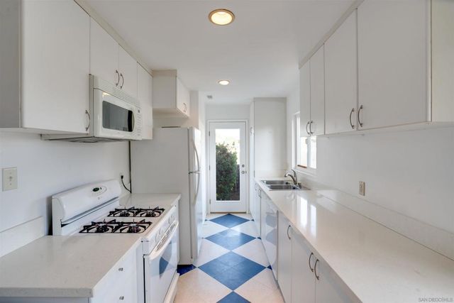 370 Tamarack Ave, Carlsbad, CA 92008