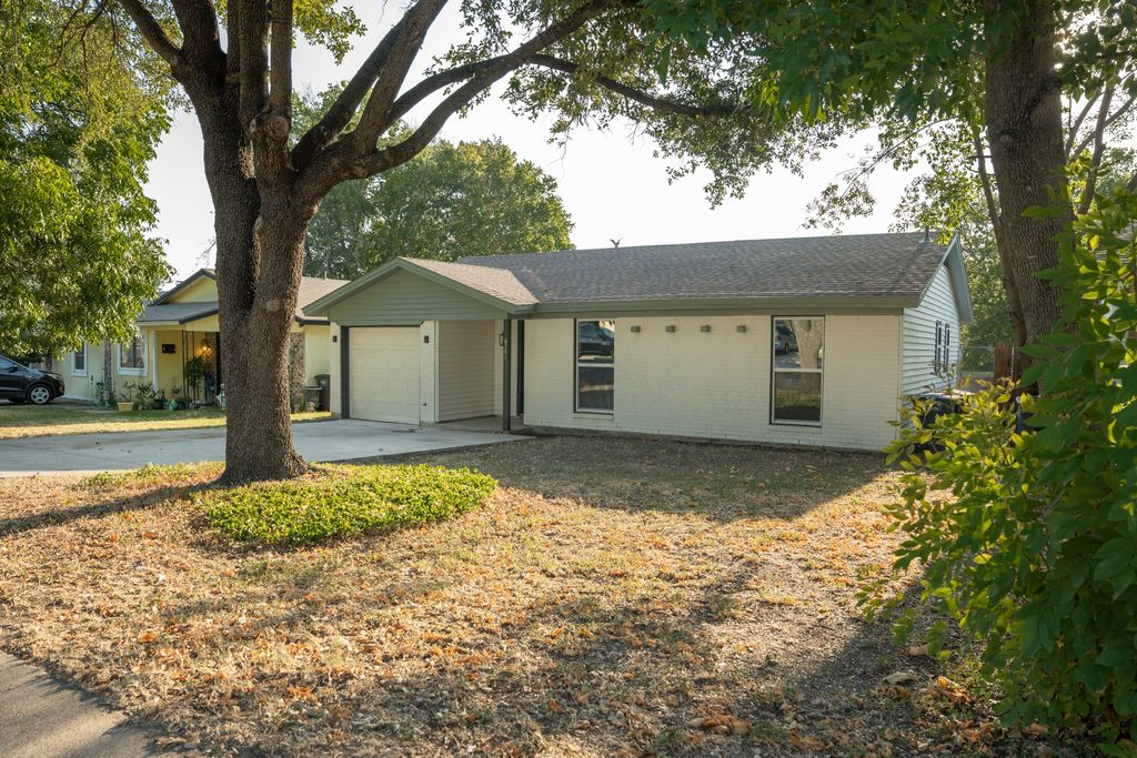 4741 Mccart Avenue, Fort Worth, TX 76115 — photo 4