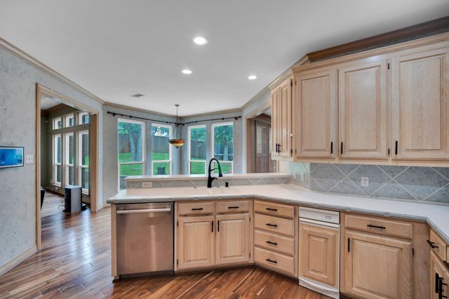 6105 Waterview Drive, Arlington, TX 76016