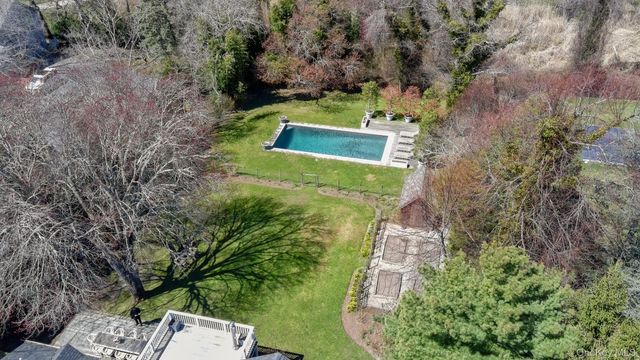 36 S Howells Point Road, Bellport Village, NY 11713