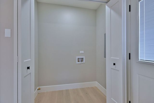 656 W Comstock Avenue, Elmhurst, IL 60126