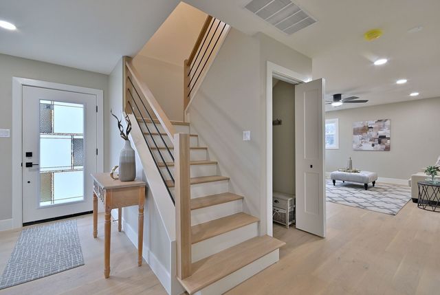 656 W Comstock Avenue, Elmhurst, IL 60126