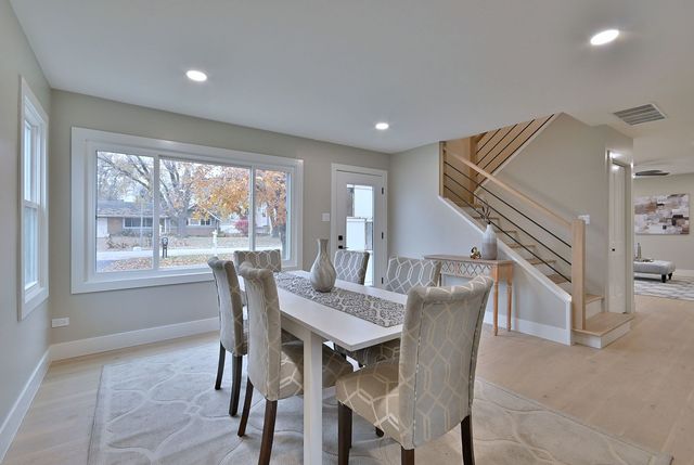 656 W Comstock Avenue, Elmhurst, IL 60126