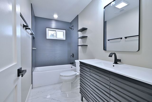 656 W Comstock Avenue, Elmhurst, IL 60126