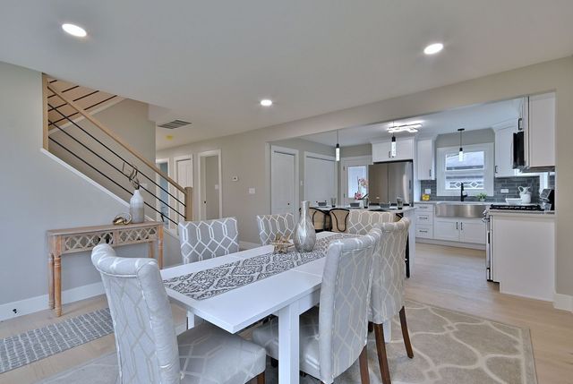 656 W Comstock Avenue, Elmhurst, IL 60126