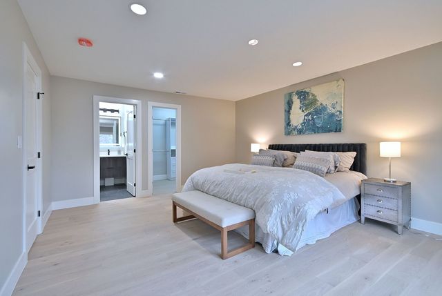 656 W Comstock Avenue, Elmhurst, IL 60126