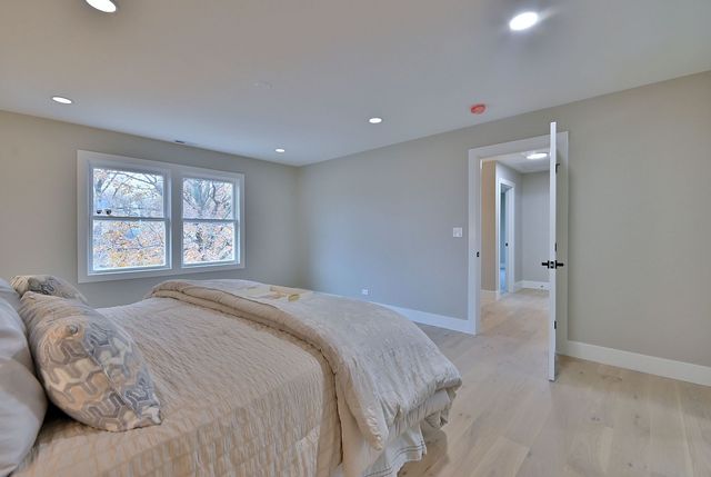 656 W Comstock Avenue, Elmhurst, IL 60126