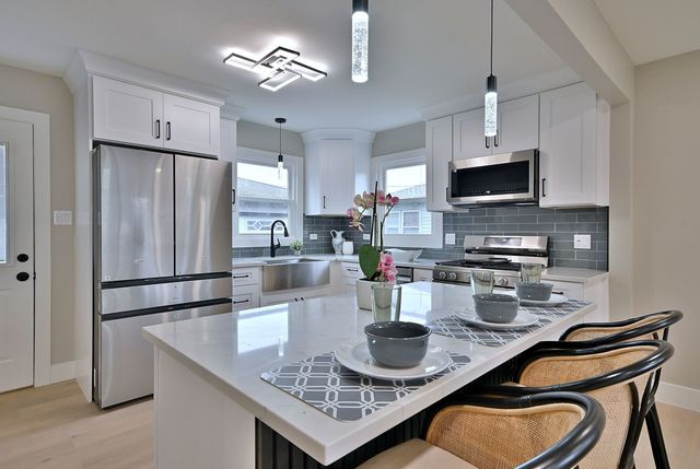 656 W Comstock Avenue, Elmhurst, IL 60126