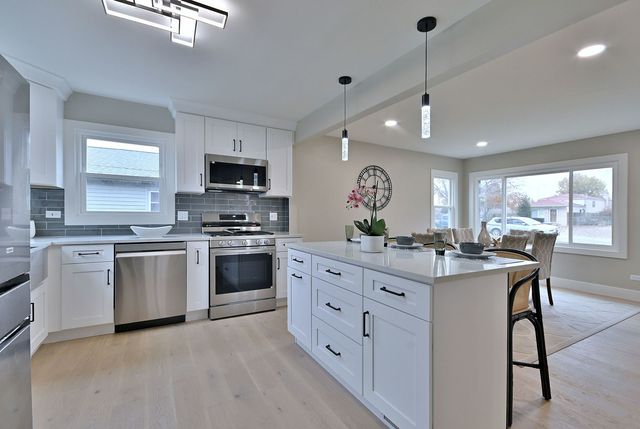 656 W Comstock Avenue, Elmhurst, IL 60126