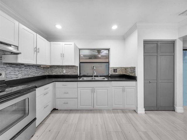 1027 SW 49th Ter, Margate, FL 33068
