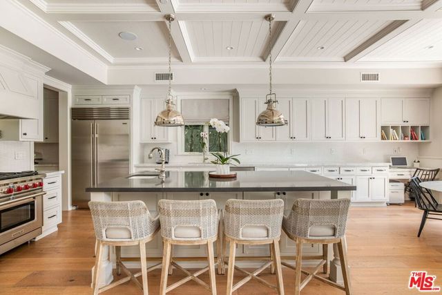 981 Amherst Avenue, Los Angeles, CA 90049