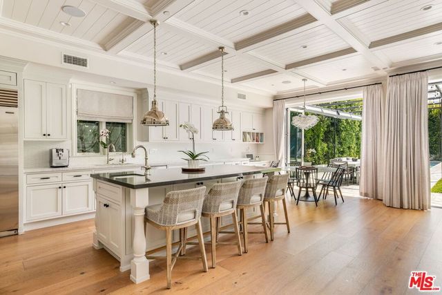 981 Amherst Avenue, Los Angeles, CA 90049