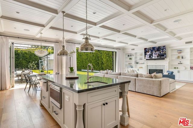 981 Amherst Avenue, Los Angeles, CA 90049