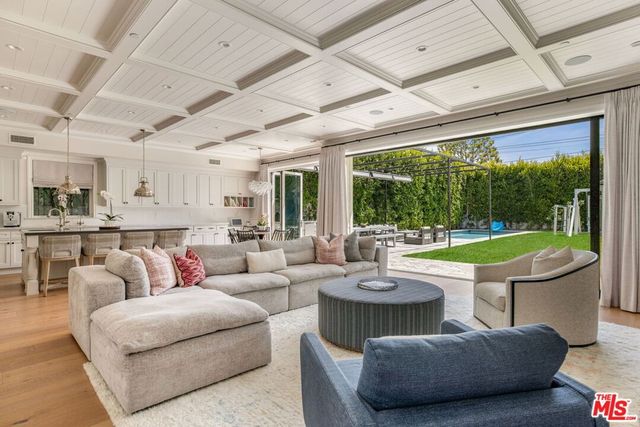 981 Amherst Avenue, Los Angeles, CA 90049