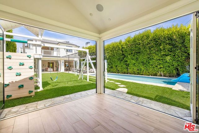 981 Amherst Avenue, Los Angeles, CA 90049