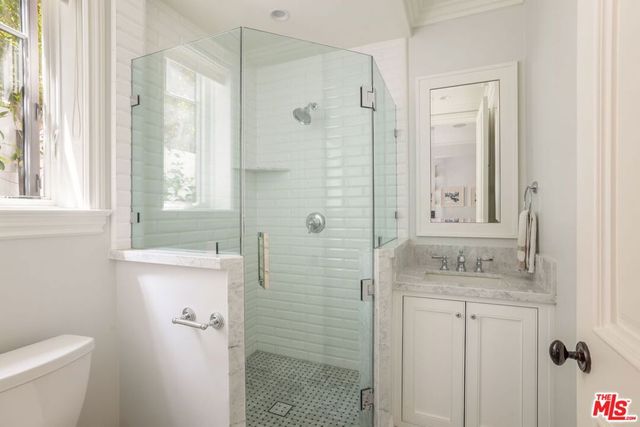 981 Amherst Avenue, Los Angeles, CA 90049