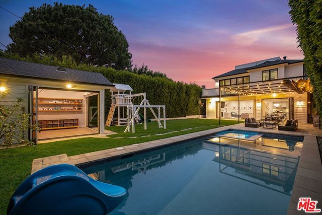 981 Amherst Avenue, Los Angeles, CA 90049