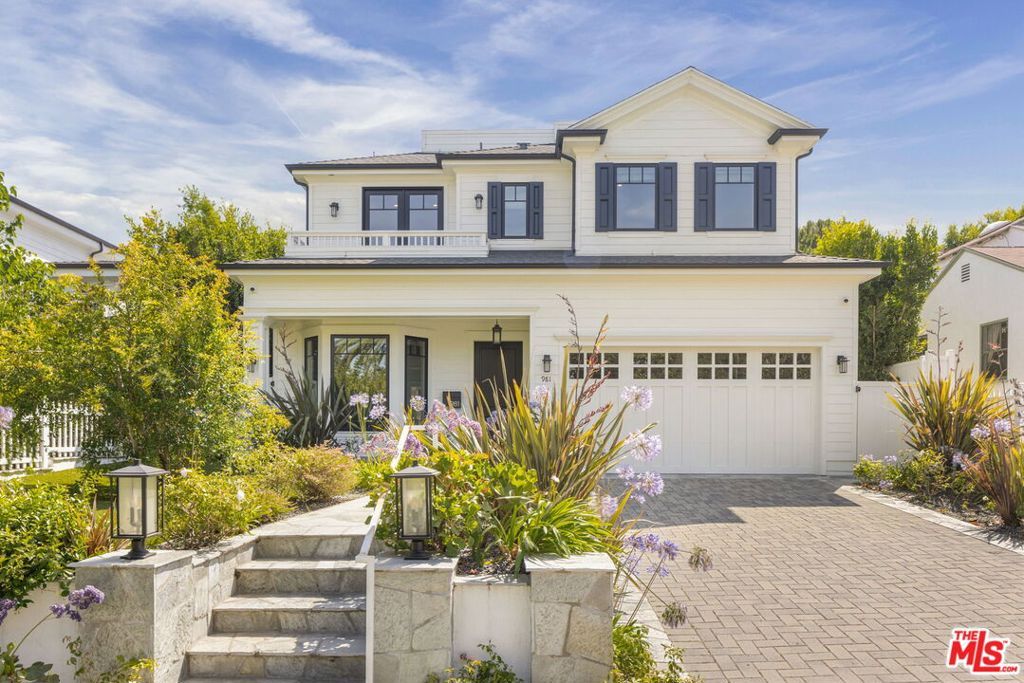 Image 10 of property listing at 981 Amherst Avenue, Los Angeles, CA 90049