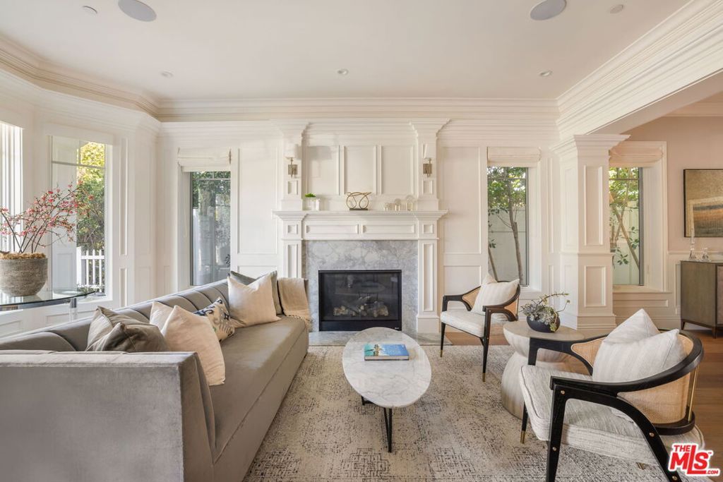 Image 12 of property listing at 981 Amherst Avenue, Los Angeles, CA 90049
