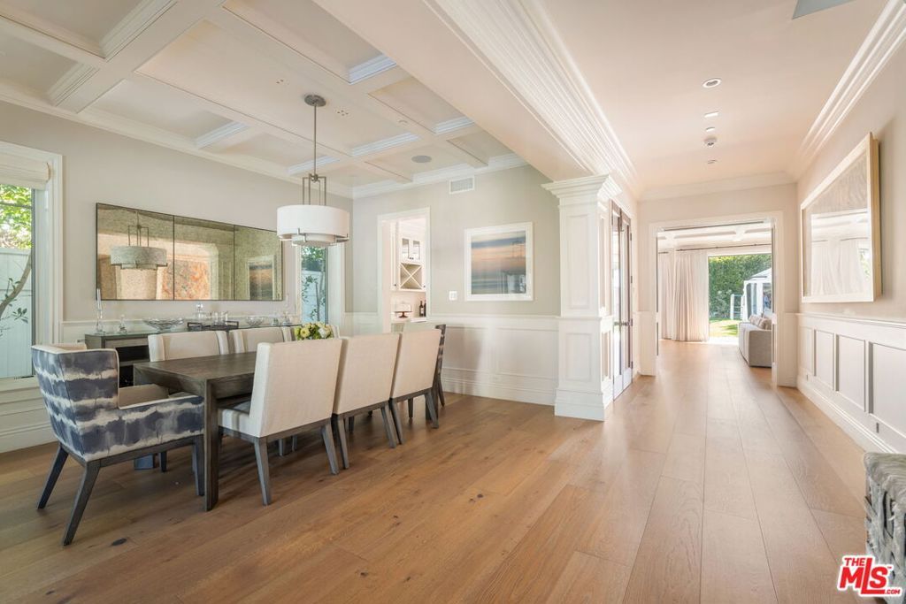 Image 16 of property listing at 981 Amherst Avenue, Los Angeles, CA 90049