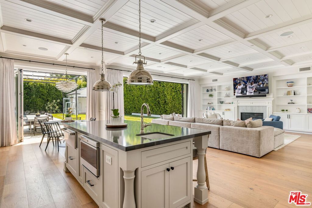 Image 20 of property listing at 981 Amherst Avenue, Los Angeles, CA 90049