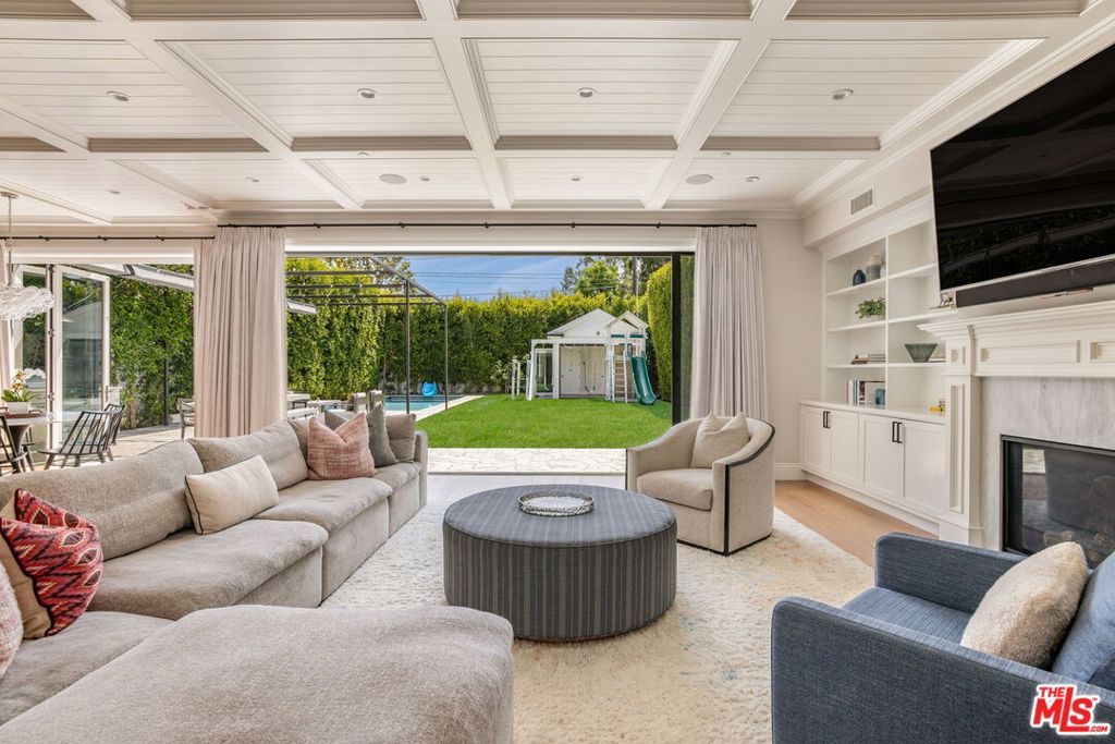 Image 22 of property listing at 981 Amherst Avenue, Los Angeles, CA 90049