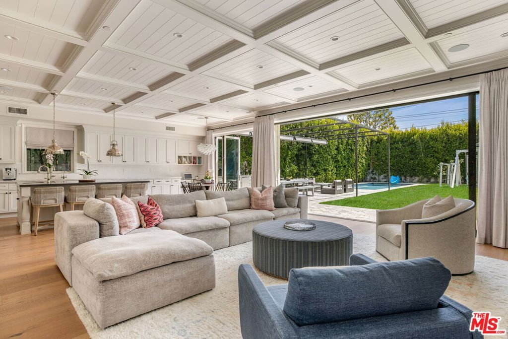 Image 23 of property listing at 981 Amherst Avenue, Los Angeles, CA 90049