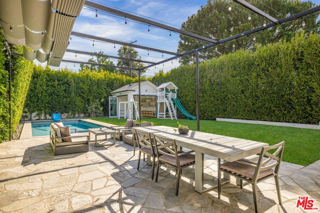 Image 24 of property listing at 981 Amherst Avenue, Los Angeles, CA 90049