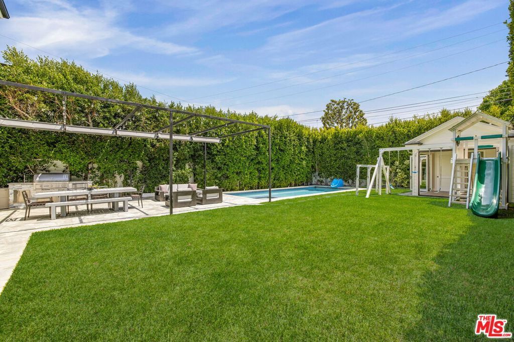 Image 25 of property listing at 981 Amherst Avenue, Los Angeles, CA 90049