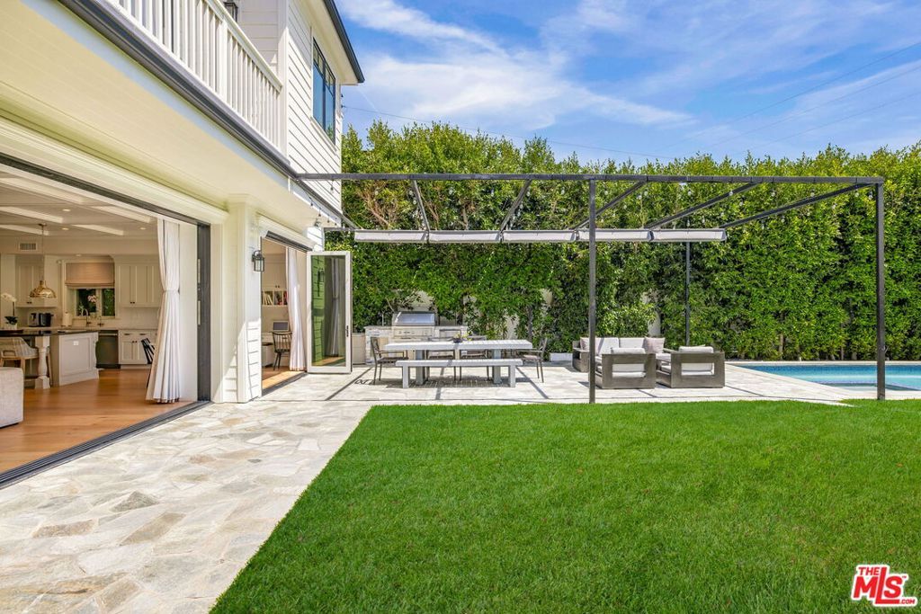 Image 26 of property listing at 981 Amherst Avenue, Los Angeles, CA 90049