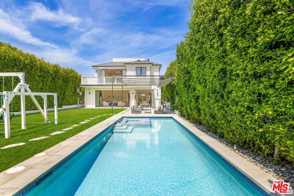 Image 27 of property listing at 981 Amherst Avenue, Los Angeles, CA 90049