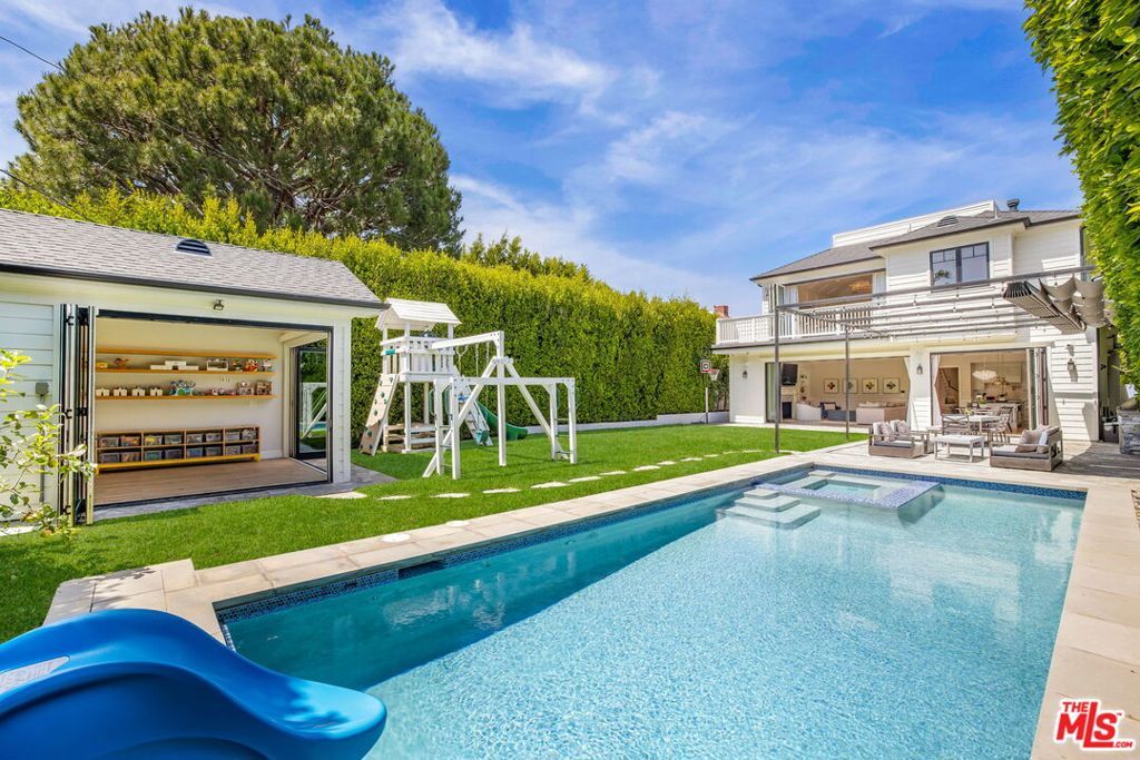 Image 28 of property listing at 981 Amherst Avenue, Los Angeles, CA 90049