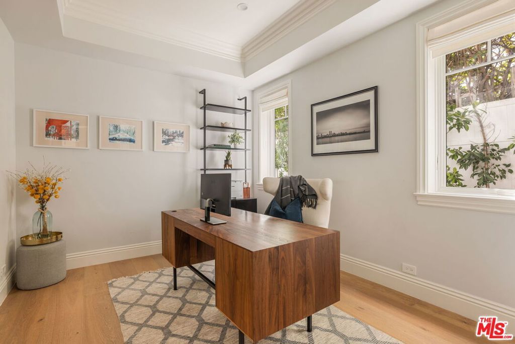 Image 33 of property listing at 981 Amherst Avenue, Los Angeles, CA 90049