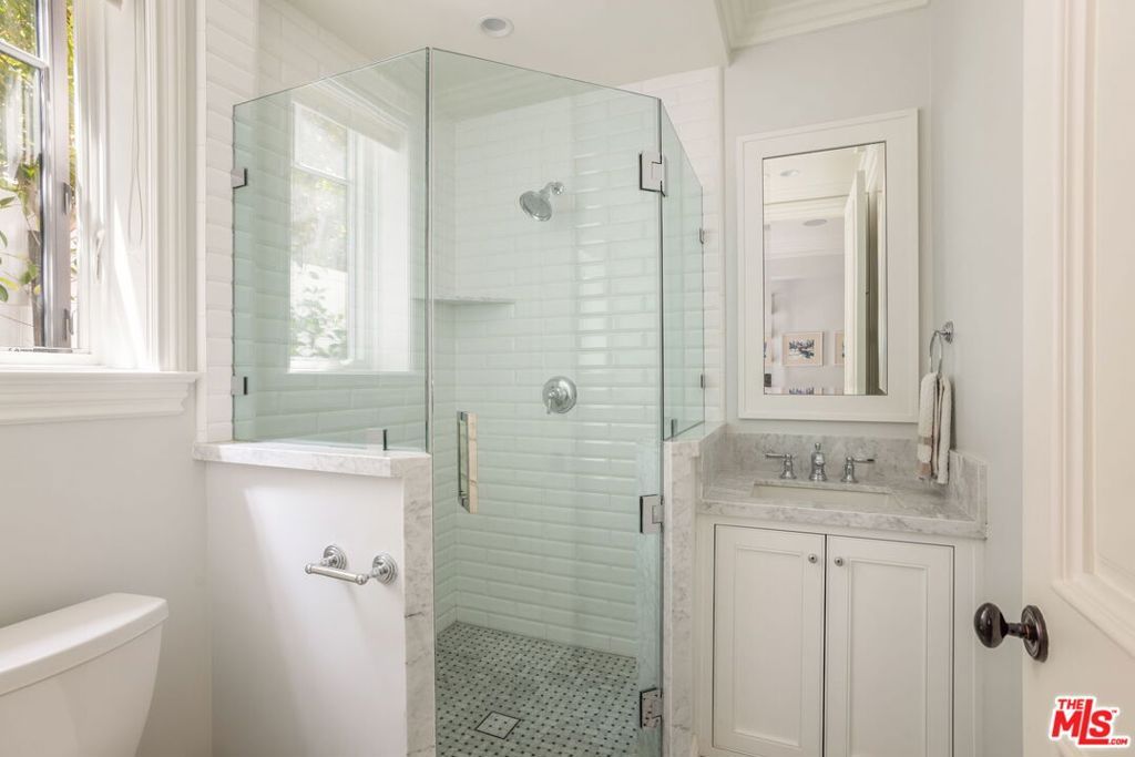 Image 34 of property listing at 981 Amherst Avenue, Los Angeles, CA 90049